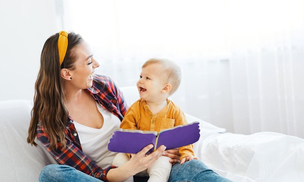 mam feliz contando un cuento a su beb 