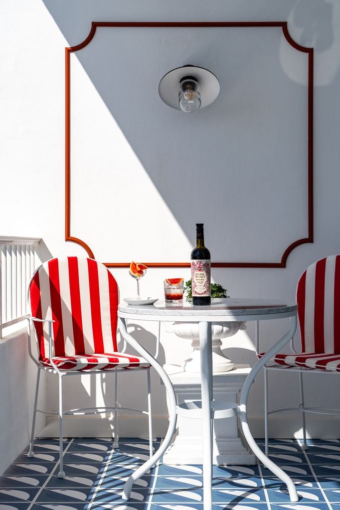 Terraza con mesa velador y dos sillas