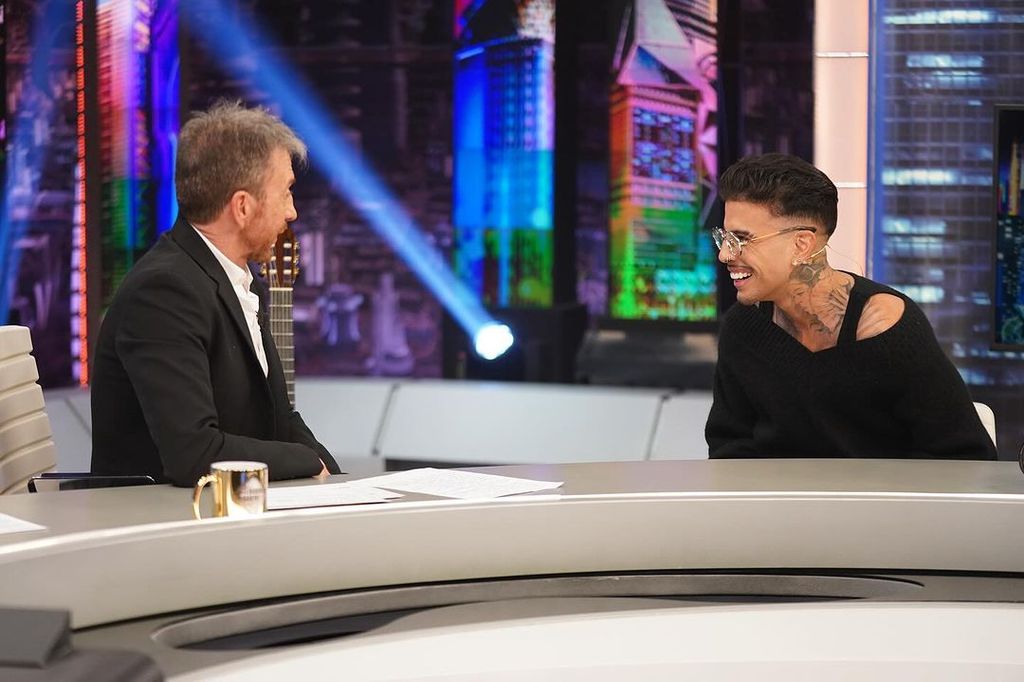 PLano medio de Rauw Alejandro con Pablo Motos en El Hormiguero