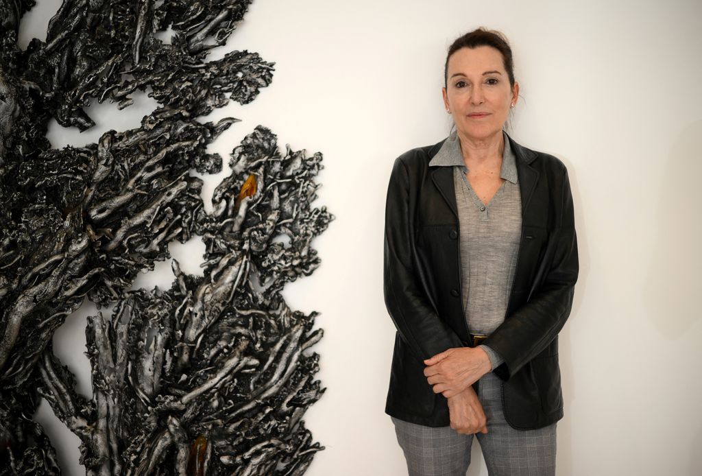 Cristina Iglesias, con una de las esculturas que exhibió en 2022 en la Gagosian Gallery de Londres