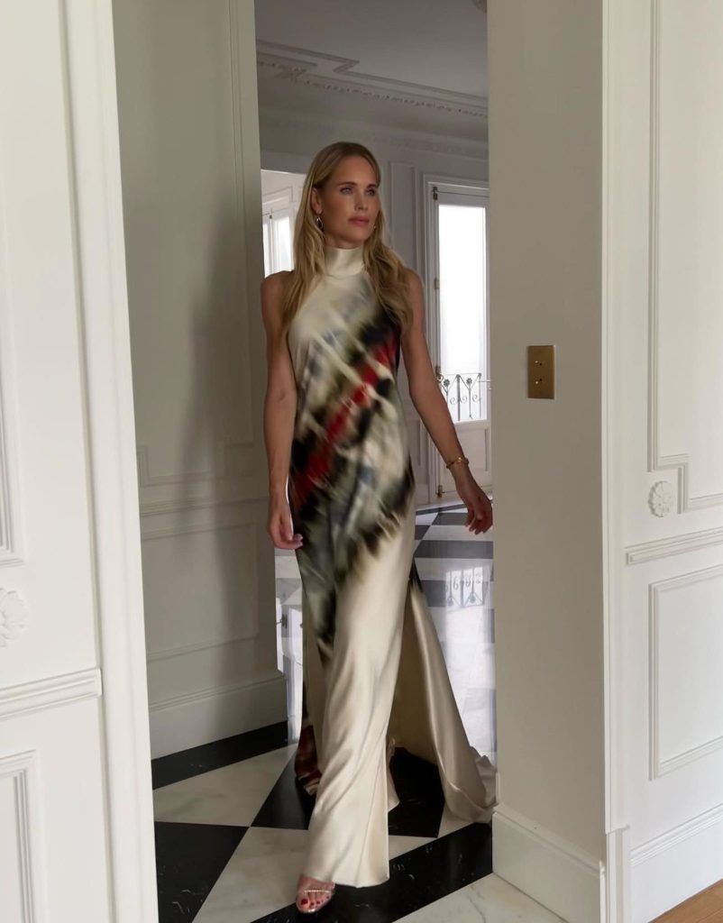 Helene Svedin con un vestido satinado