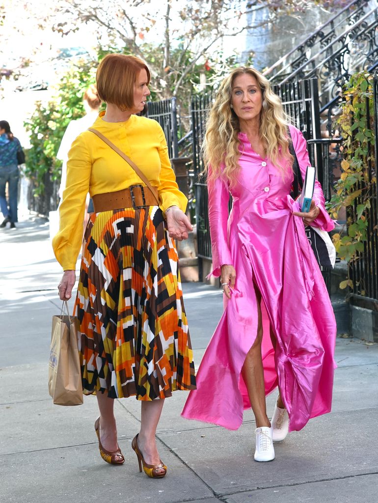 Cynthia Nixon y Sarah Jessica Parker en el set de 'And Just Like That' 2024