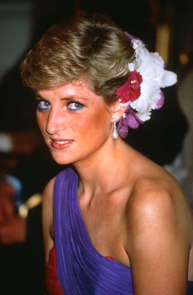 Diana de Gales en 1988 en Tailandia con las flores naturales que le puso su peluquero, a juego con los colores de su vestido