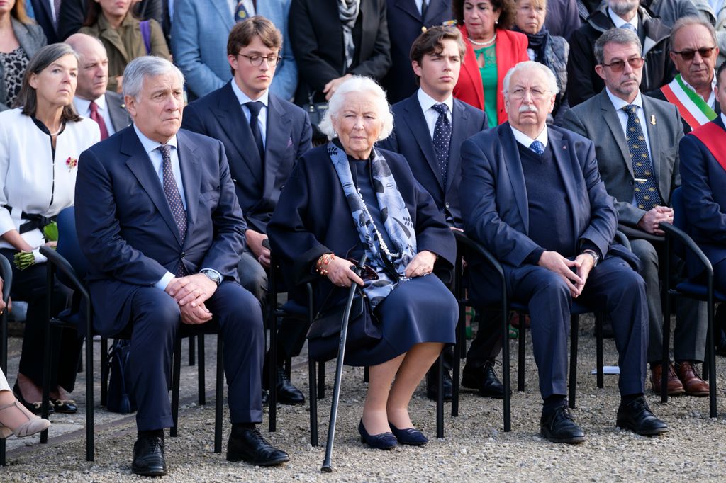 Plano medio de Principe Aymeric, Principe Nicolas y Reina Paola de Bélgica en un evento