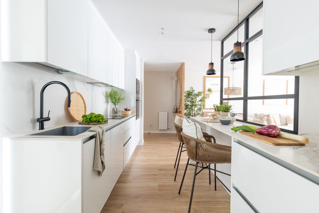Cocina con barra de desayunos