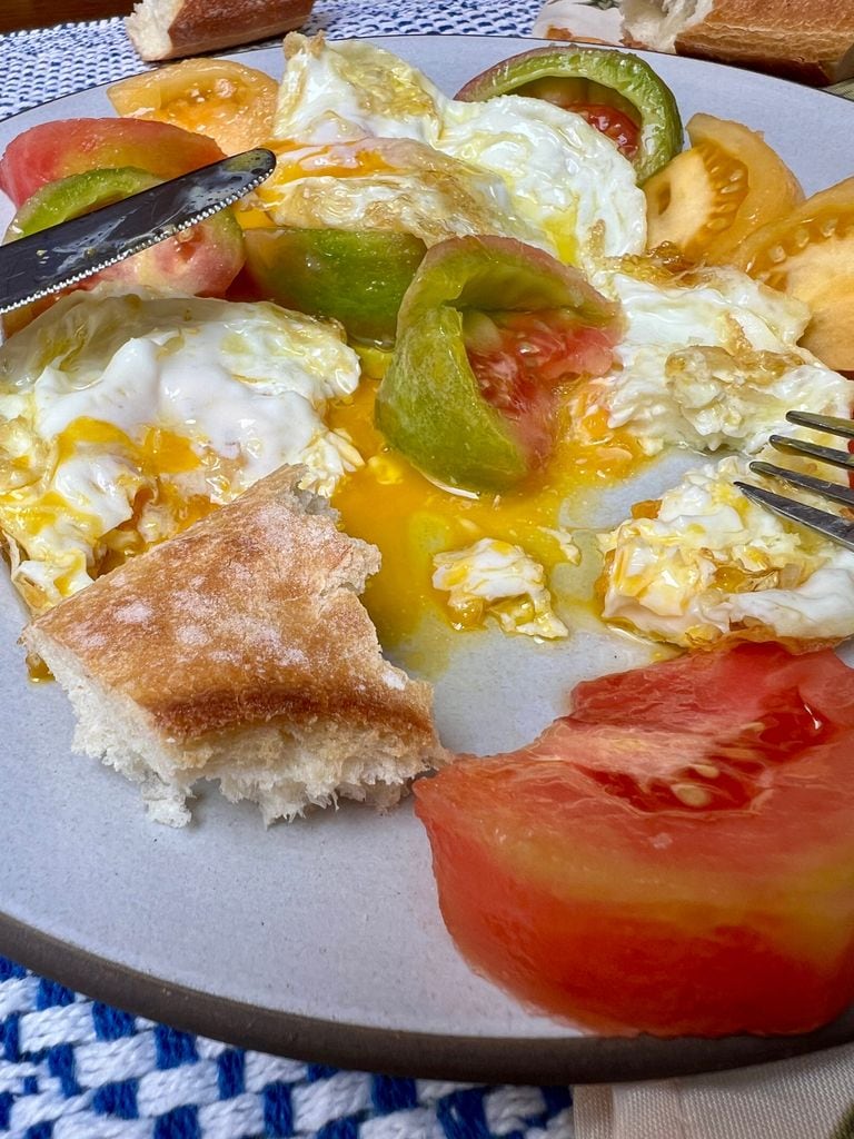 Tomate con huevos fritos, desayuno favorito del Chef José Andrés