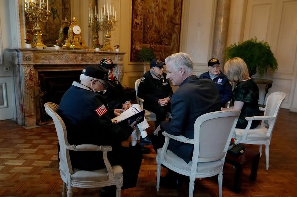 El rey Felipe de Bélgica conversando con uno de los veteranos en el encuentro que tuvieron