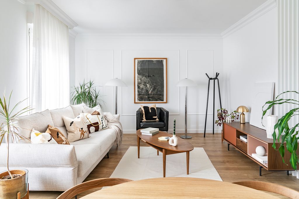 Salón con sofá blanco.  