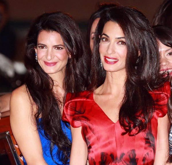Amal junto a su hermana Tala Alamuddin durante una de las fiestas previas a su boda en Venecia
