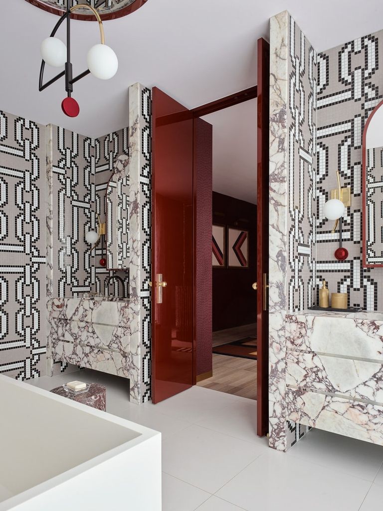 Baño moderno con muebles de mármol y paredes de mosaico