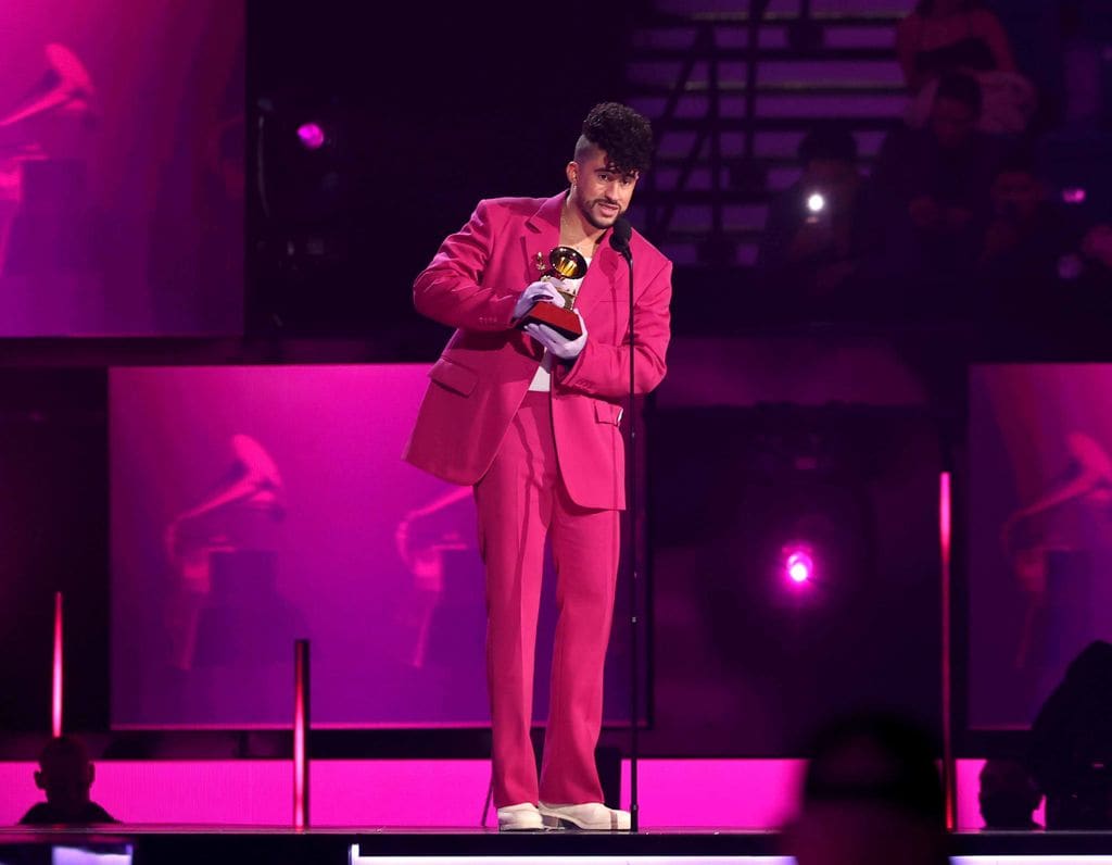 Bad Bunny aceptando un Latin GRAMMY en la ceremonia de 2021 en Las Vegas.