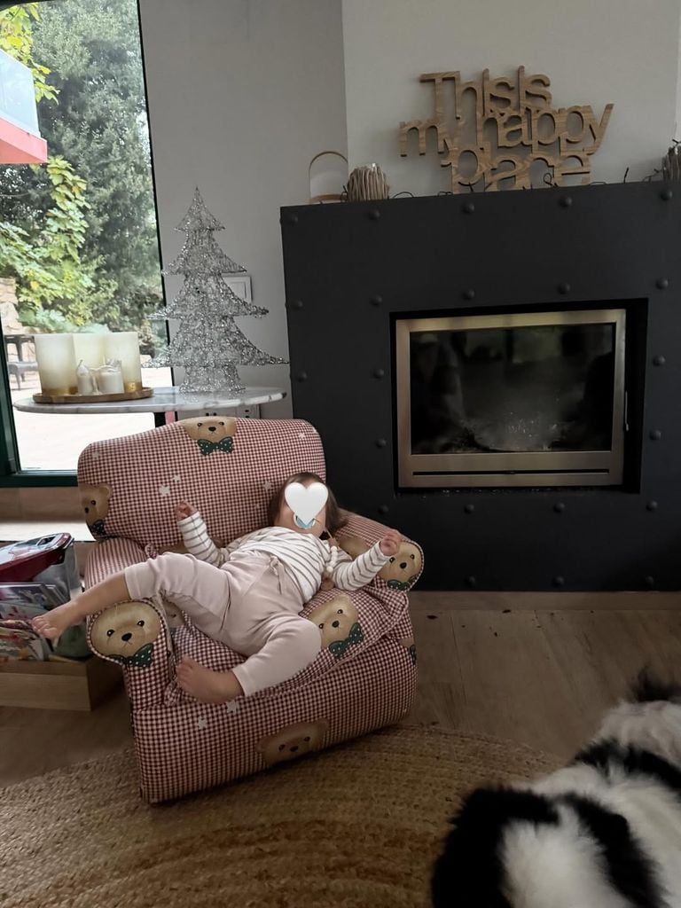 Una de las nietas de Zidane, tumbada en un bonito sofá de ositos