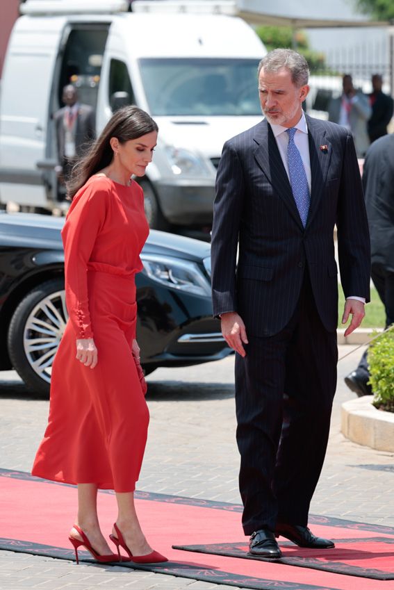 La reina Letizia repite un vestido rojo de Massimo Dutti en su último día en Angola