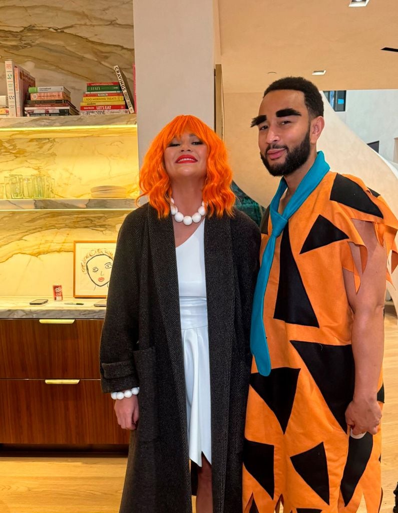 Plano medio de Chrissy Teigen y John Legend disfrazados de los Picapiedra en Halloween 2024