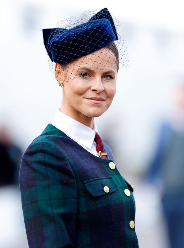 Jade Holland Cooper estrena tres looks de su propia firma en el Festival de Cheltenham 2026