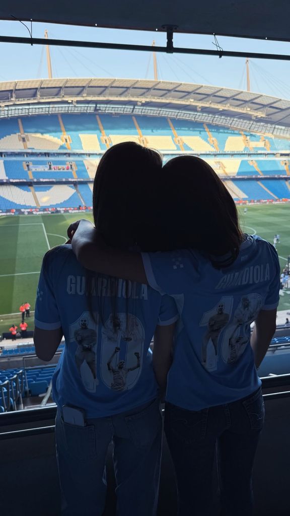 María y Valentina, las hijas de Pep Guardiola, en el adiós del técnico y su padre en el Etihad Stadium este domingo