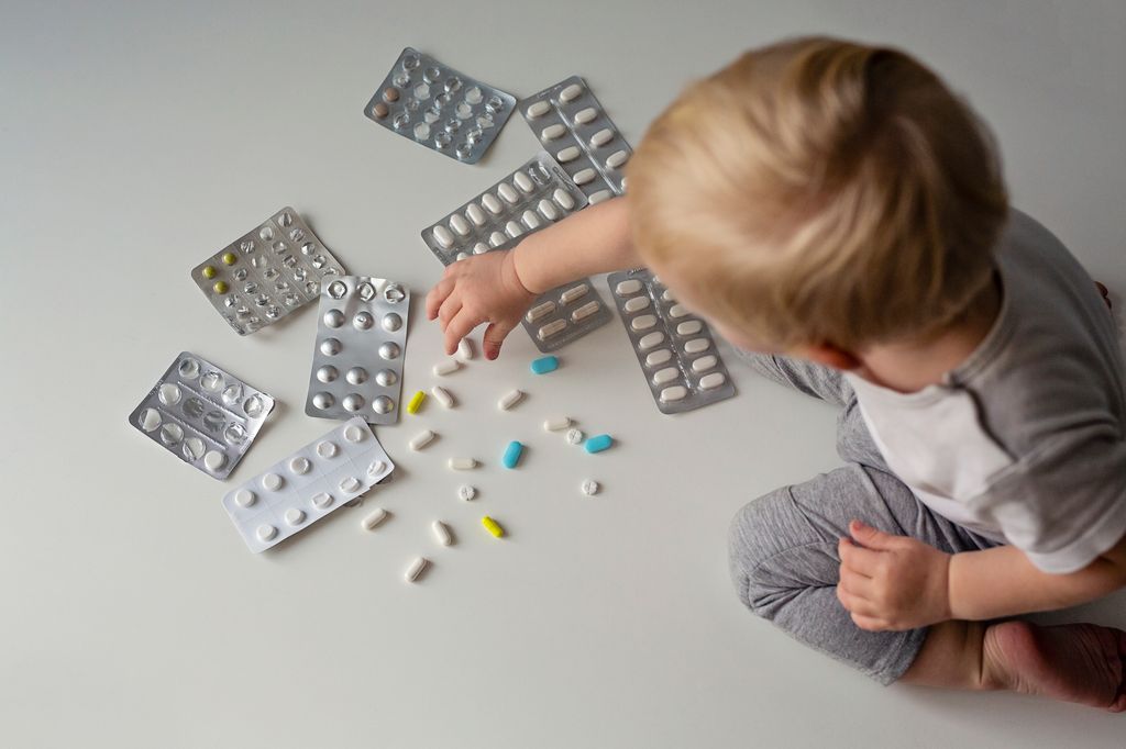 Bebé cogiendo pastillas de adultos