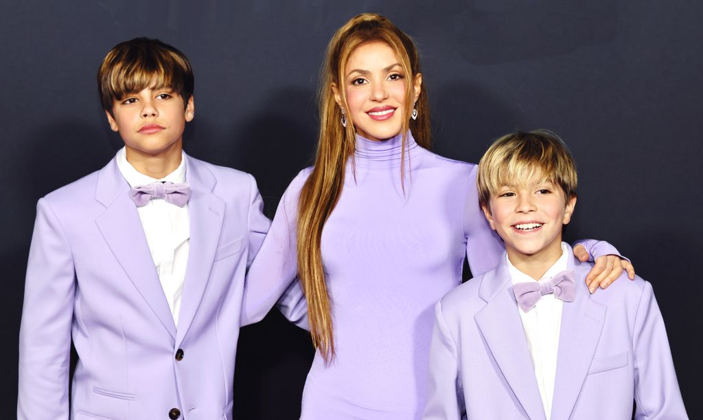 Shakira con sus hijos Milan y Sasha en el estreno de "Zootopia 2" en el El Capitan Theatre de Los Angeles, California, en noviembre de 2025