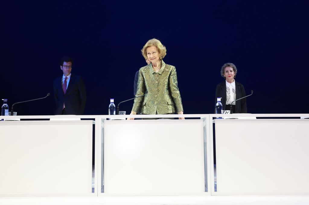 Plano medio de la Reina Sofía dando un discurso en los premiso