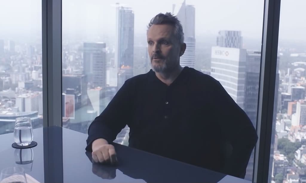 Plano medio de Miguel Bosé en una entrevista