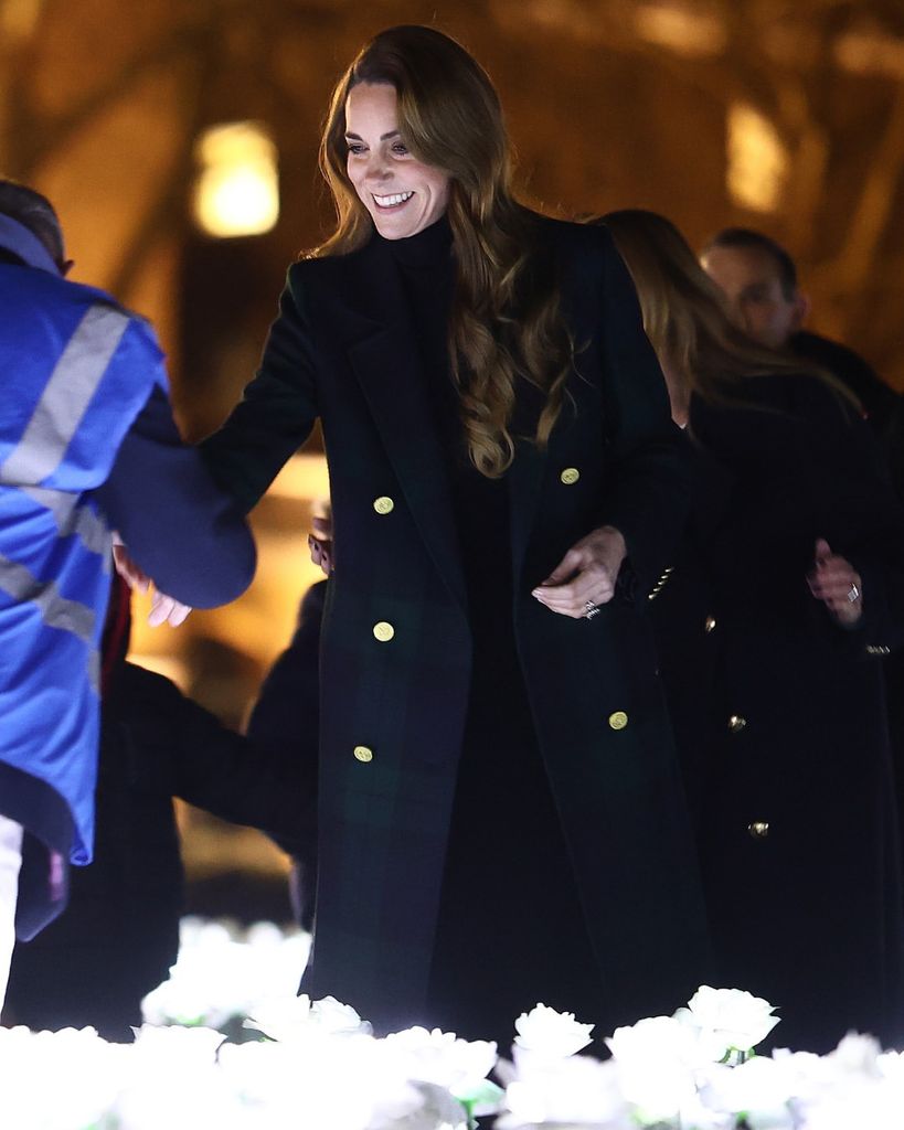 Kate Middleton encendiendo su rosa blanca