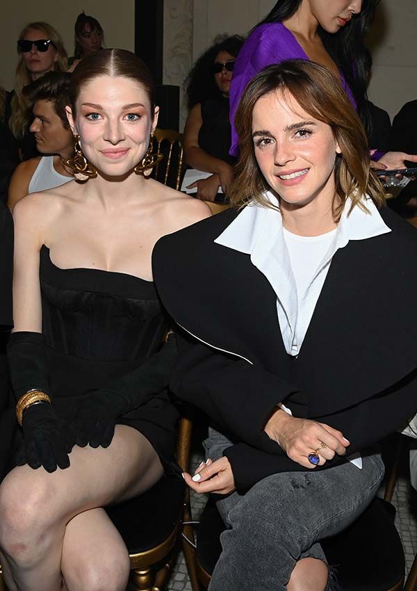 Emma Watson y Hunter Schafer en el desfile de Schiaparelli en París