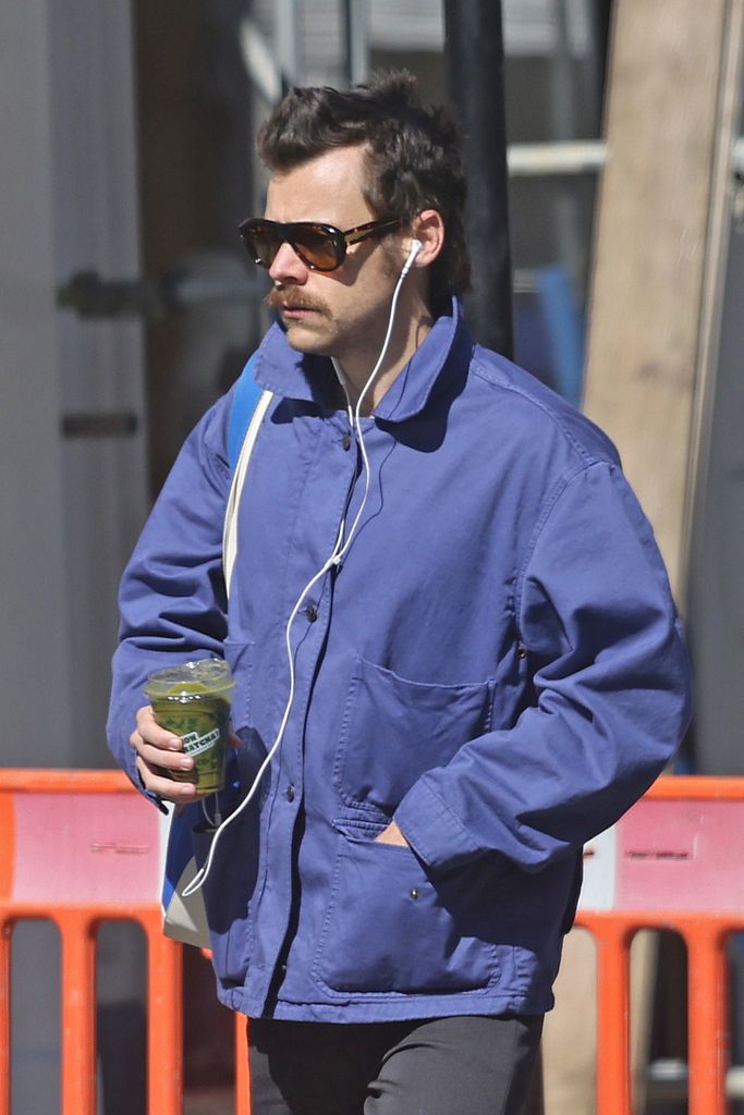 Harry Styles no perdona su matcha sin importar dónde esté en el mundo.
