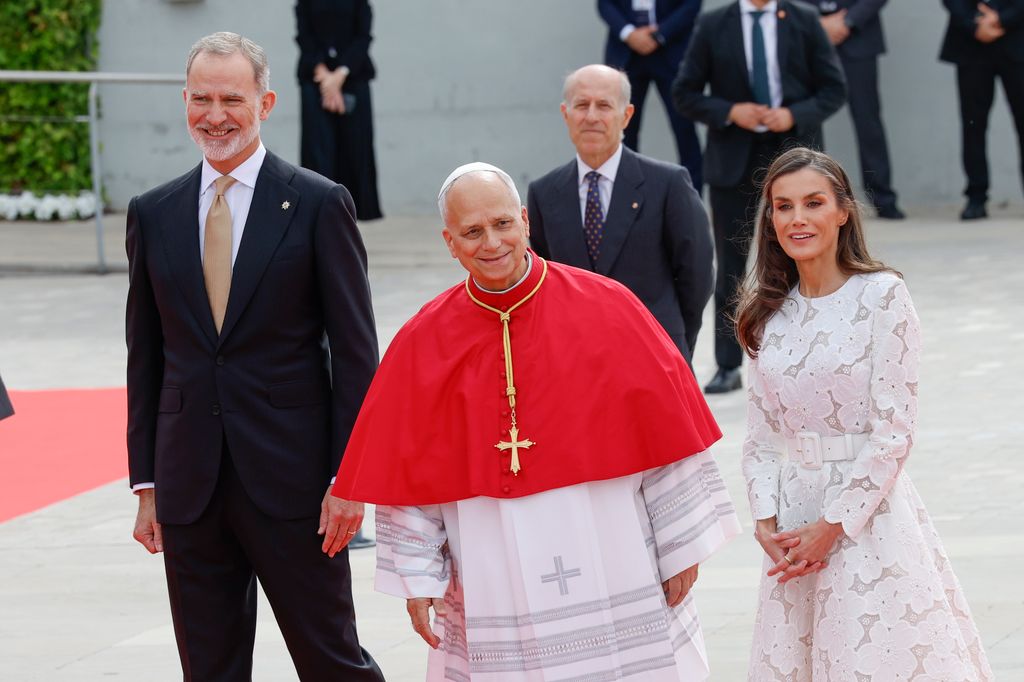 Los Reyes reciben al Papa en el aeropuerto de Madrid