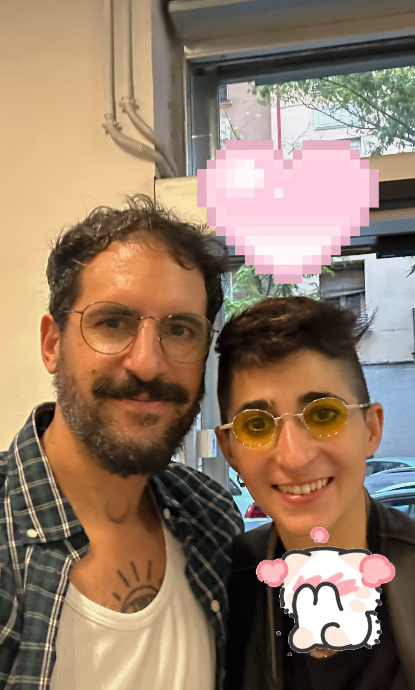 Alba Flores, junto a su tatuador, Sebas Astre