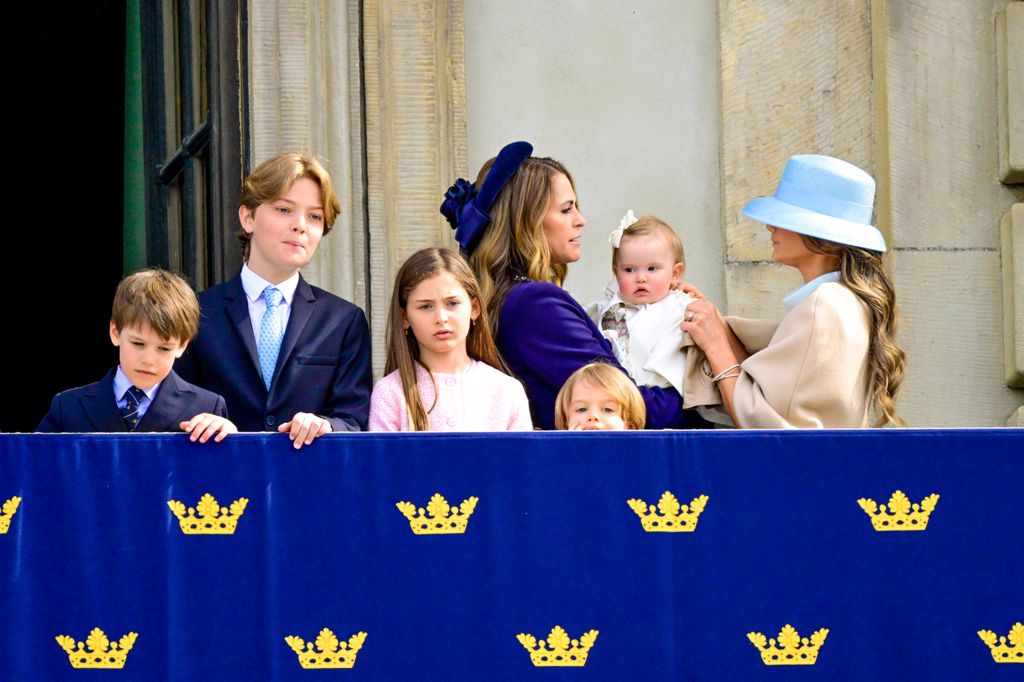 Las princesas Magdalena y Sofia con sus hijos en el 80 cumpleaños de Carlos Gustavo de Suecia 