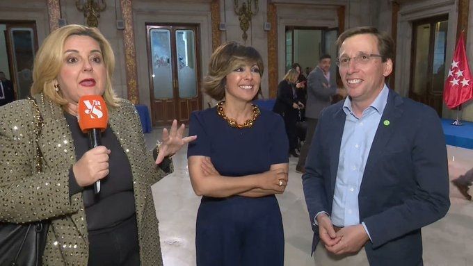 Pilar Vidal, colaboradora del programa de Sonsoles, junto a la periodista y al alcalde