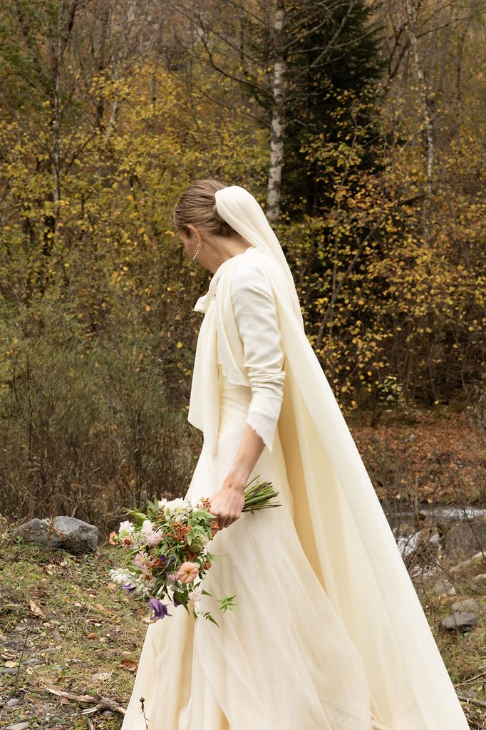 Laura con un vestido con lino rústico y capa de cashmere de Inés Martín Alcalde en su boda con Antonio en el Artíes.