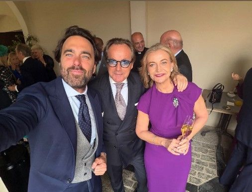 Javier Ungría, en la izquierda, junto a dos invitados