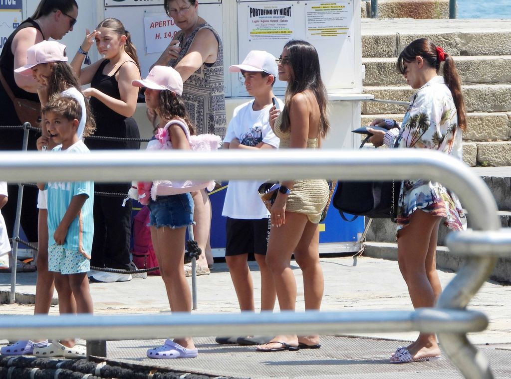 Antonela Roccuzzo, esposa de Lionel Messi, vacaciona en Portofino junto a Daniella Semaan, esposa de Cesc Fabregas. 