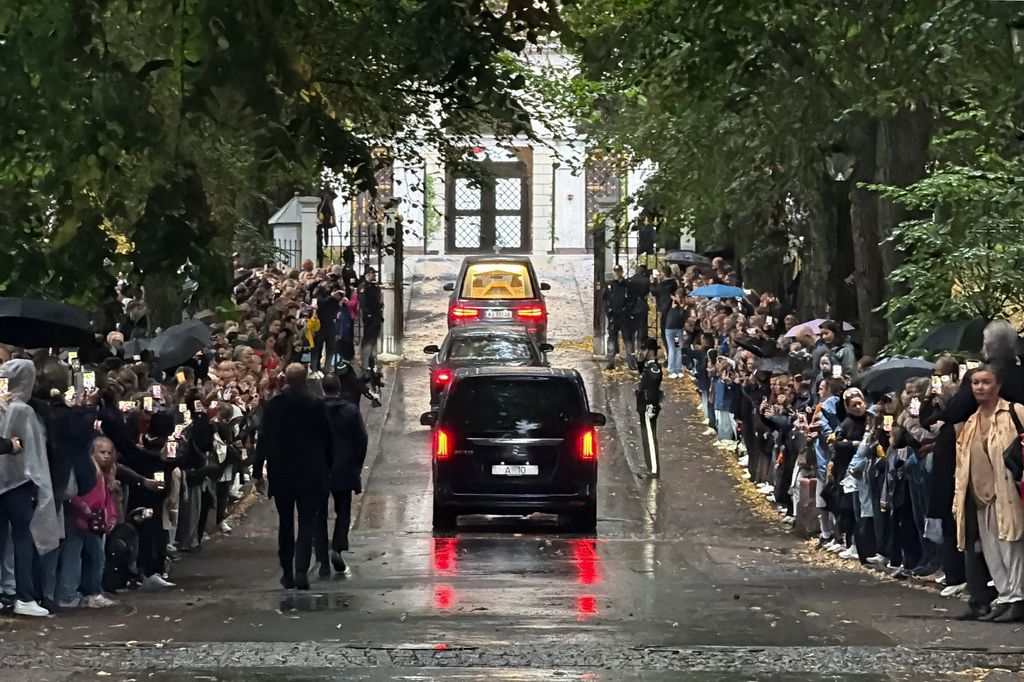 El féretro con los restos del rey Harald V de Noruega llegó al Palacio Real a las 19:10