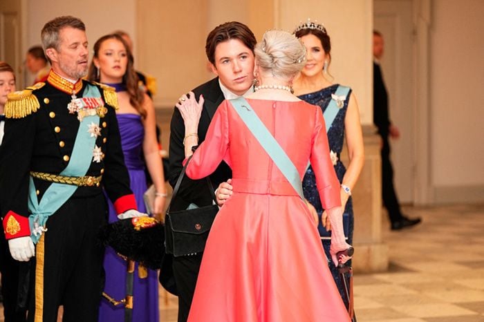 La Reina da la bienvenida a su nieto