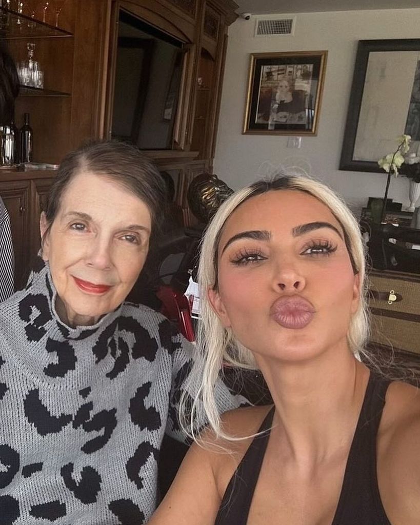 Kim Kardashian con su abuela, en una de las fotos que compartió tras su fallecimiento