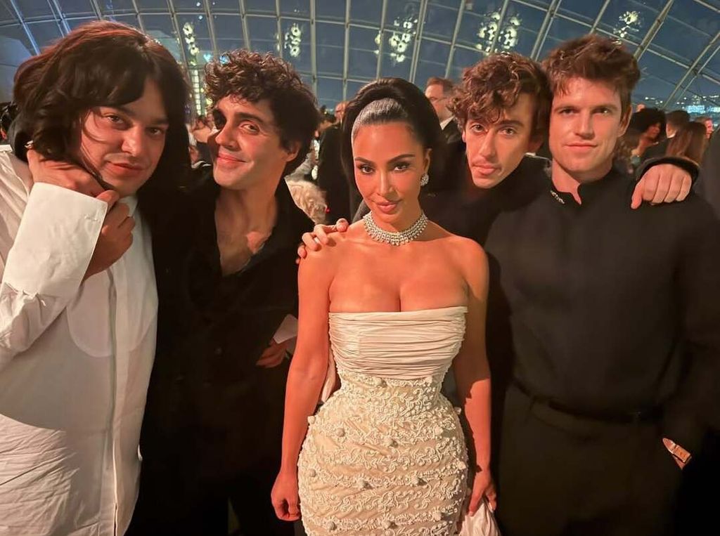 Carlos González, Javier Ambrossi, Guitarricadelafuente y Miguel Ángel Bernardeau se tomaron una foto con Kim Kardashian