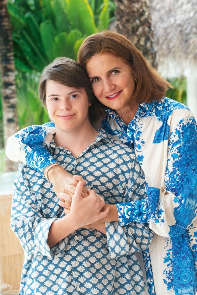 Samantha Vallejo-Nágera con su hijo Roscón en la portada de ¡HOLA!