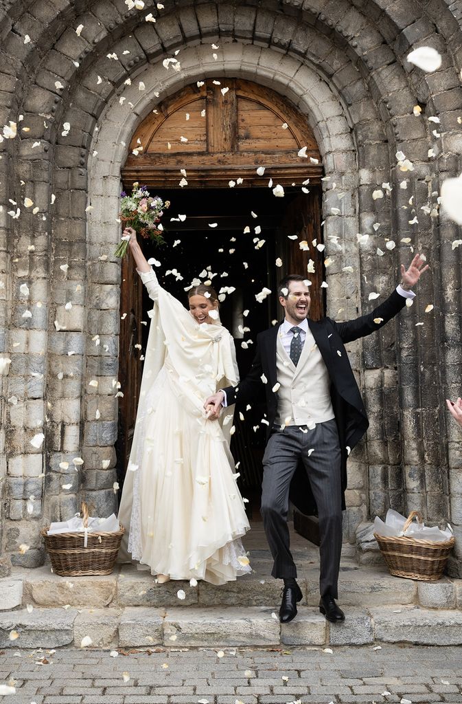 Laura con un vestido con lino rústico y capa de cashmere de Inés Martín Alcalde en su boda con Antonio en el Artíes.