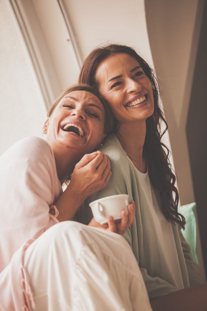 Dos amigas disfrutan de divertido momento