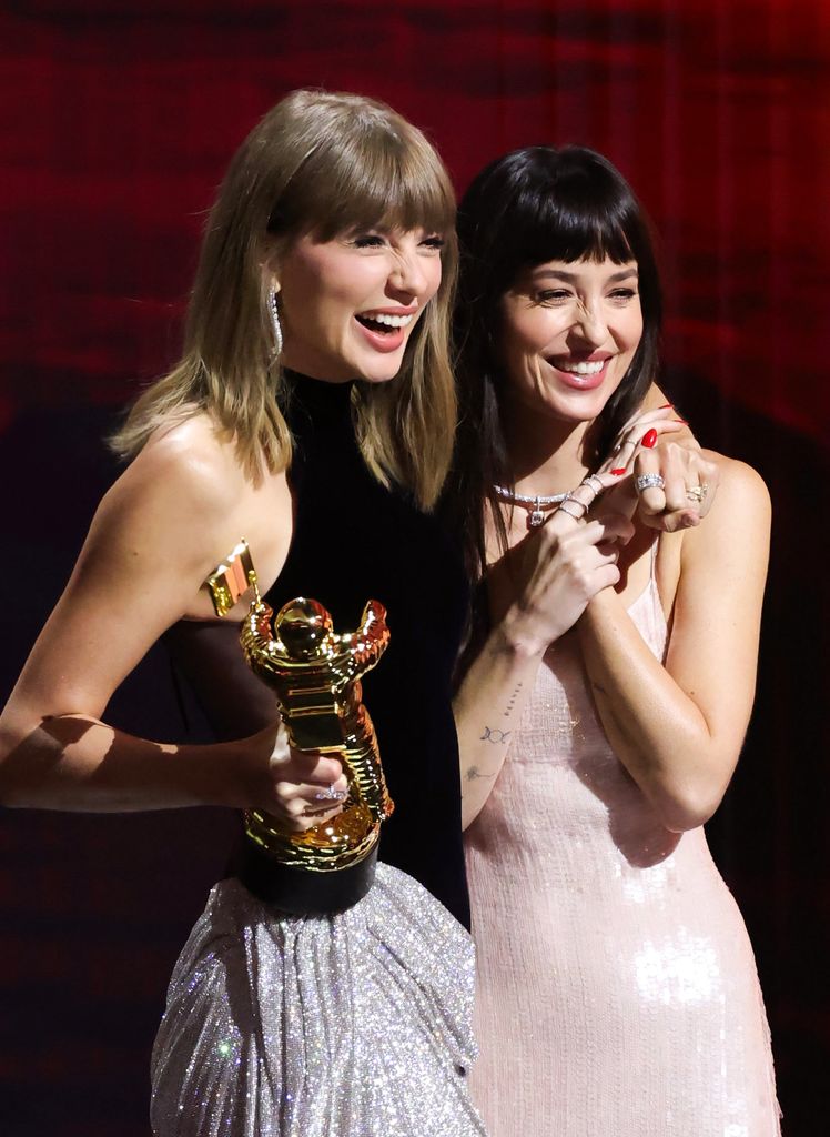 Dakota Johnson brilla en lentejuelas en los MTV VMA's 2026 para entregar un premio a Taylor Swift