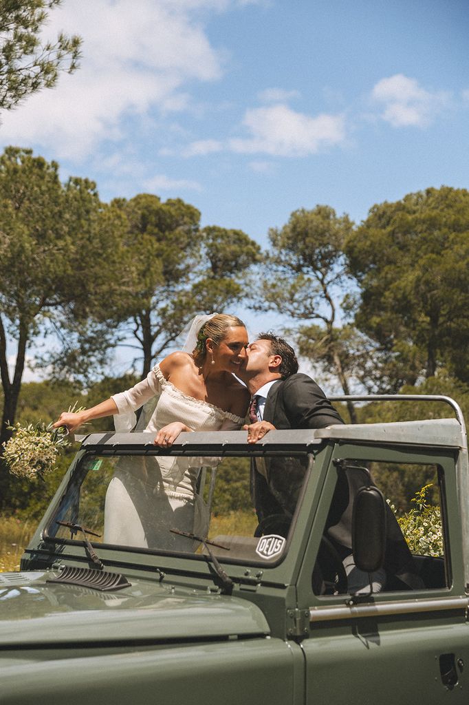 Novios con todoterreno de boda