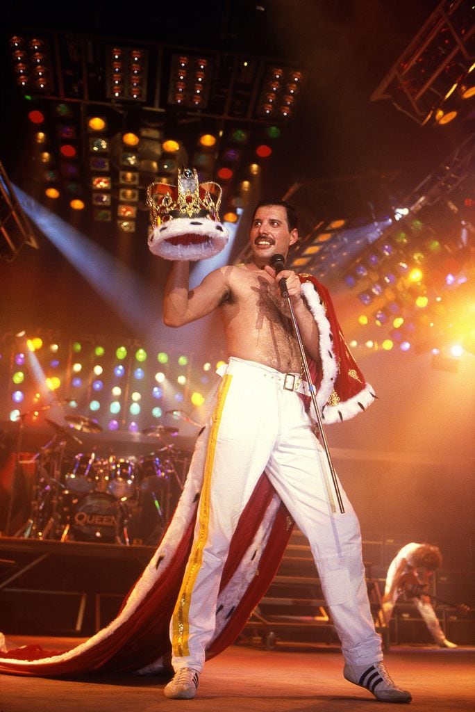 Photo © 2023 REX Features/Shutterstock /The Grosby Group

El piano donde Freddie Mercury compuso 'Bohemian Rhapsody' se subasta por .2MDD, junto con un borrador de la canción y su capa y corona