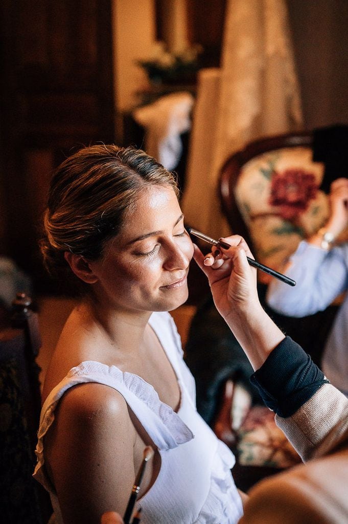 Natalia maquillándose en el día de su boda