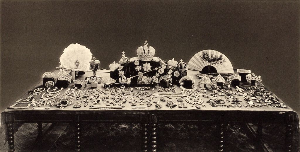 Las joyas imperiales rusas, fotografía en un álbum de 1922, de la colección de George F. Kunz, ahora en la biblioteca U.S. Geological Survey. 