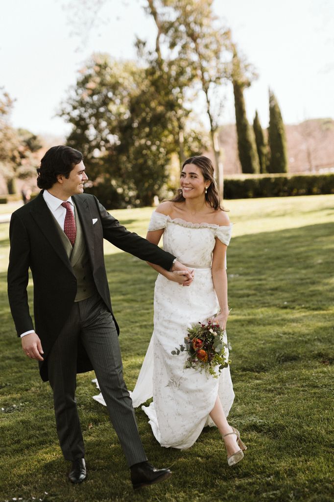 Novias virales con vestidos de encaje y escote bardot