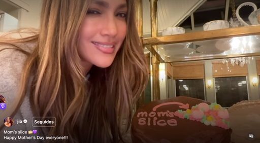 Lopez mostró un exquisito pastel de chocolate decorado con flores en tonos pastel y la frase "la porción de mamá".
