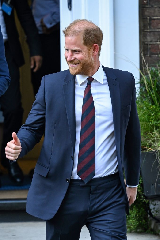 El príncipe Harry abandona Chatham House tras asistir al encuentro "The Invictus Games Foundation Conversation: From Policy to Practice", celebrado el 7 de julio de 2026 en Londres, Inglaterra