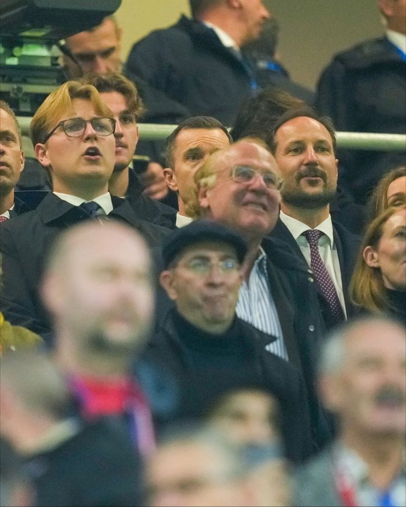 La presencia de Sverre de Noruega en el estadio de San Siro de Milán, sin su novia, al que había llevado al barco real y a la boda de su tía, la princesa Marta Luisa, hicieron saltar las alarmas